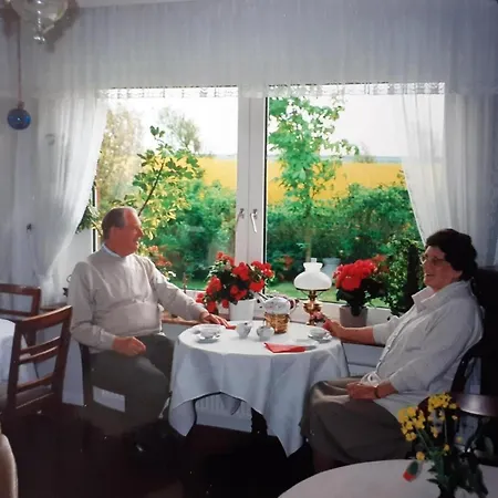 Gaestezimmer Mit Fruehstueck Im Obergeschoss *