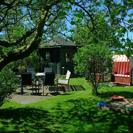 Gaestezimmer Mit Fruehstueck Im Obergeschoss Krummhoern